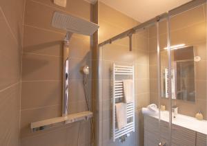 a bathroom with a shower with a glass door at Appartement 97m2-Roof Top privé 100m2-Parking privé-Clim mobile in Nantes +20 photos