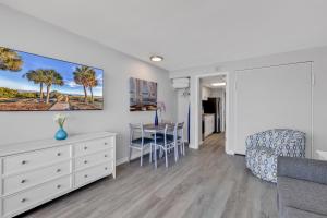 een woonkamer en eetkamer met een tafel en stoelen bij Boardwalk Resort: Ocean Breeze Retreat in Myrtle Beach