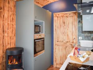 - un salon avec une cheminée et une cuisinière dans l'établissement Badgers - Uk46750, à Herstmonceux