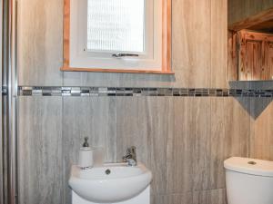 La salle de bains est pourvue d'un lavabo et de toilettes. dans l'établissement Badgers - Uk46750, à Herstmonceux