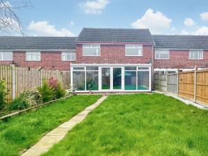 une maison avec une grande pelouse devant elle dans l'établissement Sunrise Villa, à Clacton-on-Sea