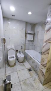 バグダッドにあるAlmansour Hotelのバスルーム(トイレ、バスタブ、シンク付)