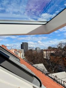una vista de una ciudad desde una ventana en Stilvolle Stadtwohnung - Self Check-in mit guten Parkmöglichkeiten, en Graz
