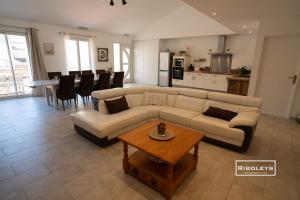 - un salon avec un canapé et une table dans l'établissement Sublime Loft de 130m climatisé au calme, à Vias