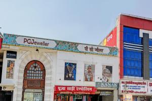 - un bâtiment dans une rue avec des panneaux dans l'établissement SPOT ON Arise Hotel, à Saharanpur
