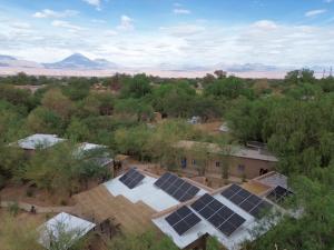 eine Aussicht auf ein Haus mit Sonnenkollektoren in der Unterkunft Ckoi Atacama Lodge in San Pedro de Atacama