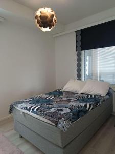 a bedroom with a bed in a room at Uusi kaksio parvekkeella ja autopaikalla in Joensuu