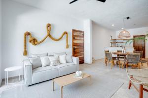 uma sala de estar com um sofá e uma mesa em Casa Manglar Riviera Maya em Puerto Aventuras