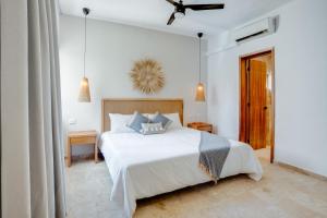 Giường trong phòng chung tại Casa Manglar Riviera Maya