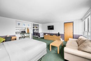 Habitación de hotel con cama y sofá en The Fountain Inn, en Lakeside