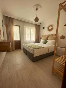 1 dormitorio con 1 cama grande y espejo en Nova Aparts, en Akyaka
