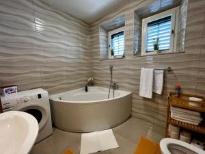 Ένα μπάνιο στο Villa Luka Apartman Pavo +45 φωτογραφίες