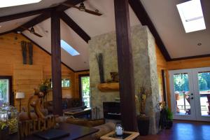 una gran sala de estar con chimenea de piedra. en Footprints Resort en Bancroft