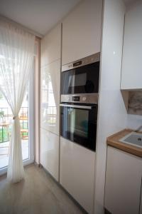 una cucina con piano cottura e forno a microonde di Apartman Vucetic a Kraljevo