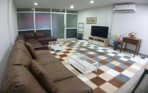 Μια τηλεόραση ή/και κέντρο ψυχαγωγίας στο House in community mall, spacious 6 people, 3BR