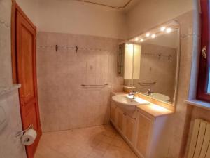 a bathroom with a sink and a mirror at Casa Liliana in Terrabona