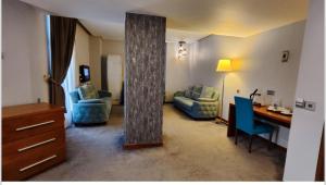 una habitación de hotel con un poste grande en el medio de una habitación en Almansour Hotel en Bagdad