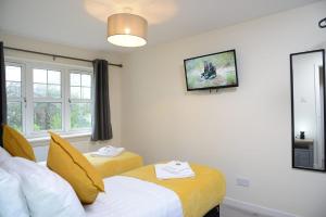 a hotel room with two beds and a window at Southampton West with workspace and fast internet in Southampton