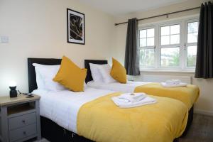 two beds sitting next to each other in a bedroom at Southampton West with workspace and fast internet in Southampton