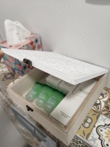 eine offene Schublade mit Arzneimitteln auf dem Tisch in der Unterkunft Magnolia in Sobolew