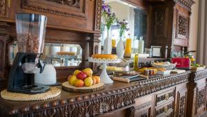 a buffet with fruit and a blender on a counter at Espinho Vintage - Alojamento de Charme in Espinho