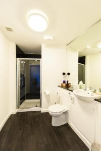 A bathroom at Dream Apartments Dundee 