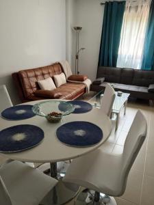 - un salon avec une table, des chaises et un canapé dans l'établissement Rincón de María José, à Monachil