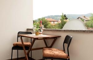 einen kleinen Balkon mit einem Tisch und 2 Stühlen in der Unterkunft Momento Apartment in Kjustendil