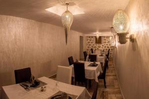 מסעדה או מקום אחר לאכול בו ב-Riad Aylan