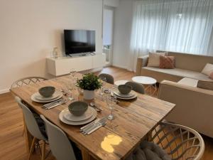 a dining room table with chairs and a living room at FeWo-Ichenhausen in Ichenhausen