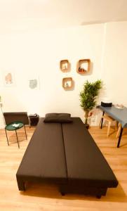 - un salon avec une table noire au milieu dans l'établissement Jolie maison avec jardin au calme en ville, à Limoges