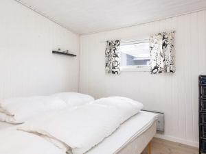 2 łóżka w białym pokoju z oknem w obiekcie Two-Bedroom Holiday home in Børkop 8 w mieście Egeskov