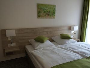 A bed or beds in a room at Landgasthof Hepting