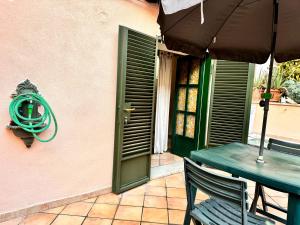 una mesa con sombrilla en el patio en Casa vacanze Hippocampus, en Salerno