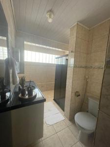 ein Badezimmer mit Dusche, Toilette und Waschbecken in der Unterkunft Casa à Beira-mar de Peroba in Peroba + 16 Fotos