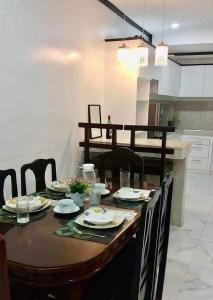 Η κουζίνα ή μικρή κουζίνα στο Davao Transient House 1