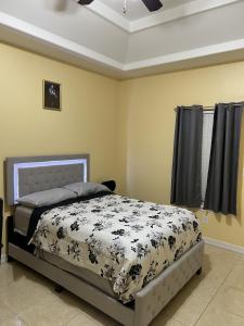 سرير أو أسرّة في غرفة في Habitación con entrada privada.