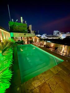 una piscina en la parte superior de un edificio por la noche en Hotel San Miguel Imperial en Santa Marta