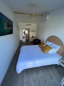 een slaapkamer met een groot wit bed in een kamer bij Great Room 29 in Mérignac