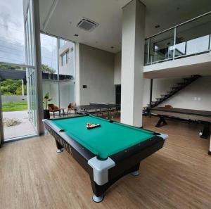 um quarto com uma mesa de bilhar e uma escada em Apto Lujoso, piscina climatizada, jacuzzi, gym. em Assunção