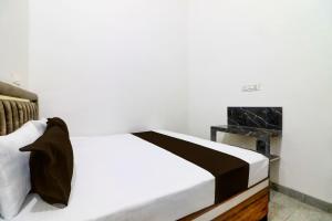 Una cama o camas en una habitación de OYO Hotel Arise