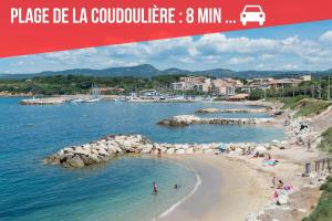 シス・フール・レ・プラージュにあるLe Cocon du Fort - Climatisation - Wifi - Parking - MyBestLocの水中の人々と共に海岸を望む