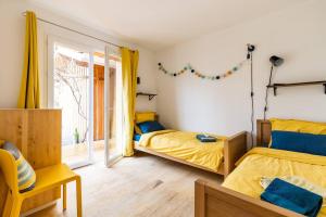 a bedroom with two beds and a window at Villa Titoune, le charme du Coeur de Bassin, à 2 familles ou entre amis in Lanton