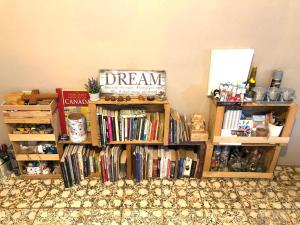 een kamer met boekenplanken gevuld met boeken bij Hostal Notas y Puntadas a 1,2 Kms del Centro Historico de Santa Ana in Santa Ana