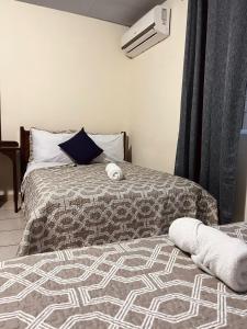 una camera da letto con un letto con un orsacchiotto sopra di Hotel Sueños a San Salvador
