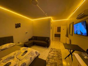 um quarto com uma cama e uma televisão de ecrã plano em Peralas Otel em Istambul