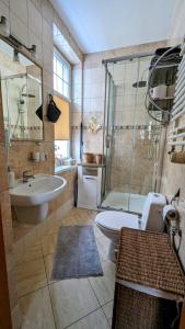 ein Bad mit einem Waschbecken, einem WC und einer Dusche in der Unterkunft Studio Appartment Heinze in Świnoujście