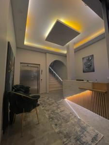 un pasillo con una escalera mecánica larga en un edificio en Peralas Otel, en Estambul