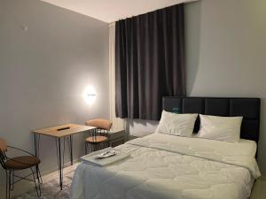 1 dormitorio con 1 cama, mesa y sillas en Peralas Otel, en Estambul