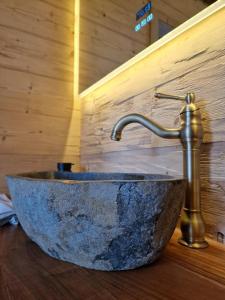 a stone sink with a faucet in a bathroom at Landgasthof Zur Linde in Kronach